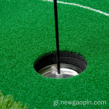 Golf de herba artificial pondo verde ao aire libre